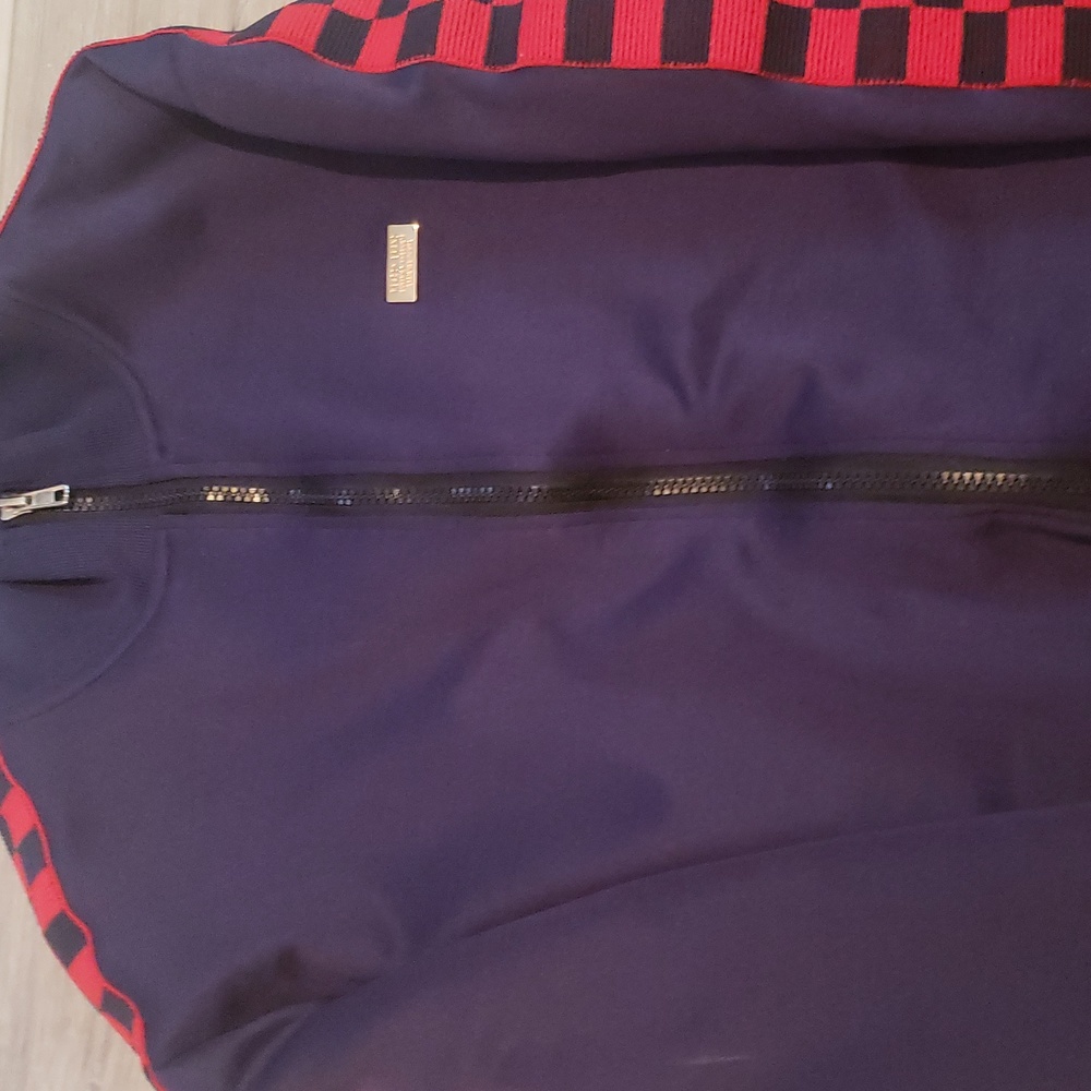 Man zip up jacket